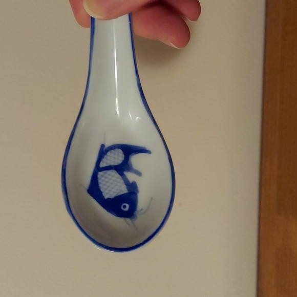 Vtg. 2 Chinese Soup Spoons with Blue Fish - Picture 7 of 7